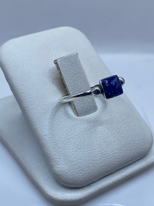 Detalle del lapislázuli azul natural con vetas constelación en anillo solitario