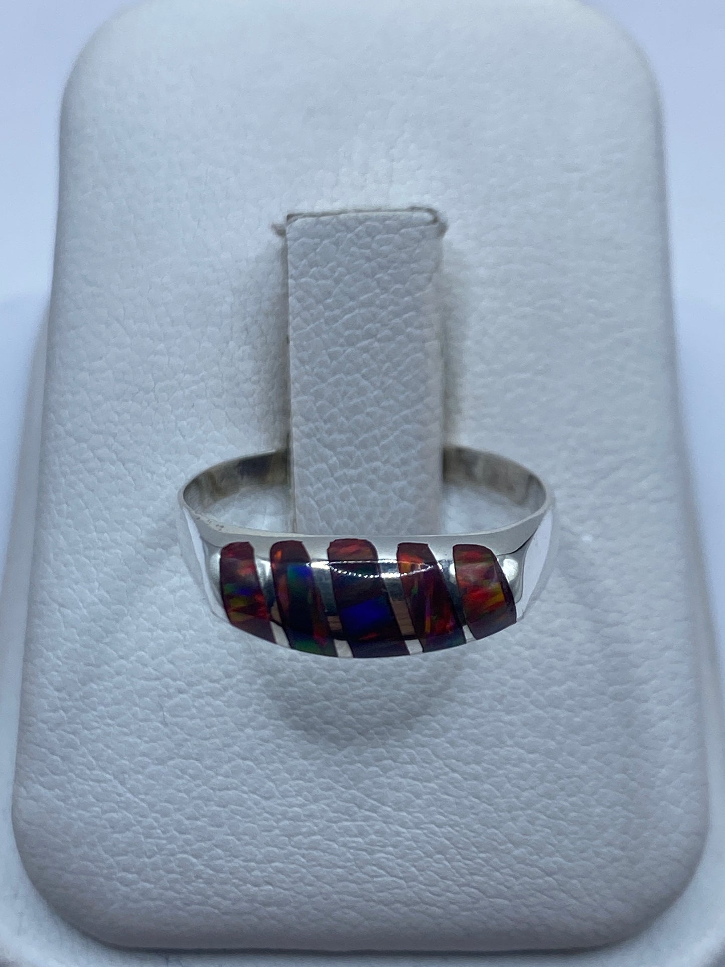 Anillo solitario con ópalo de fuego multicolor en plata .950 sobre estuche blanco