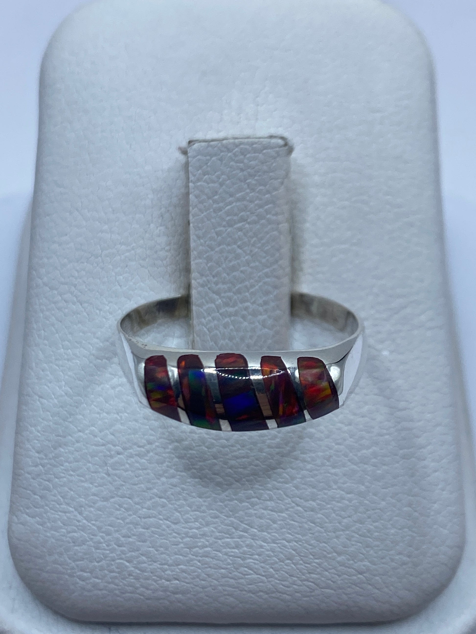 Anillo solitario con ópalo de fuego multicolor en plata .950 sobre estuche blanco