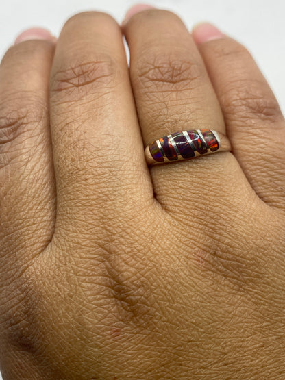 Anillo en dedo mostrando el fuego natural del ópalo bajo luz natural