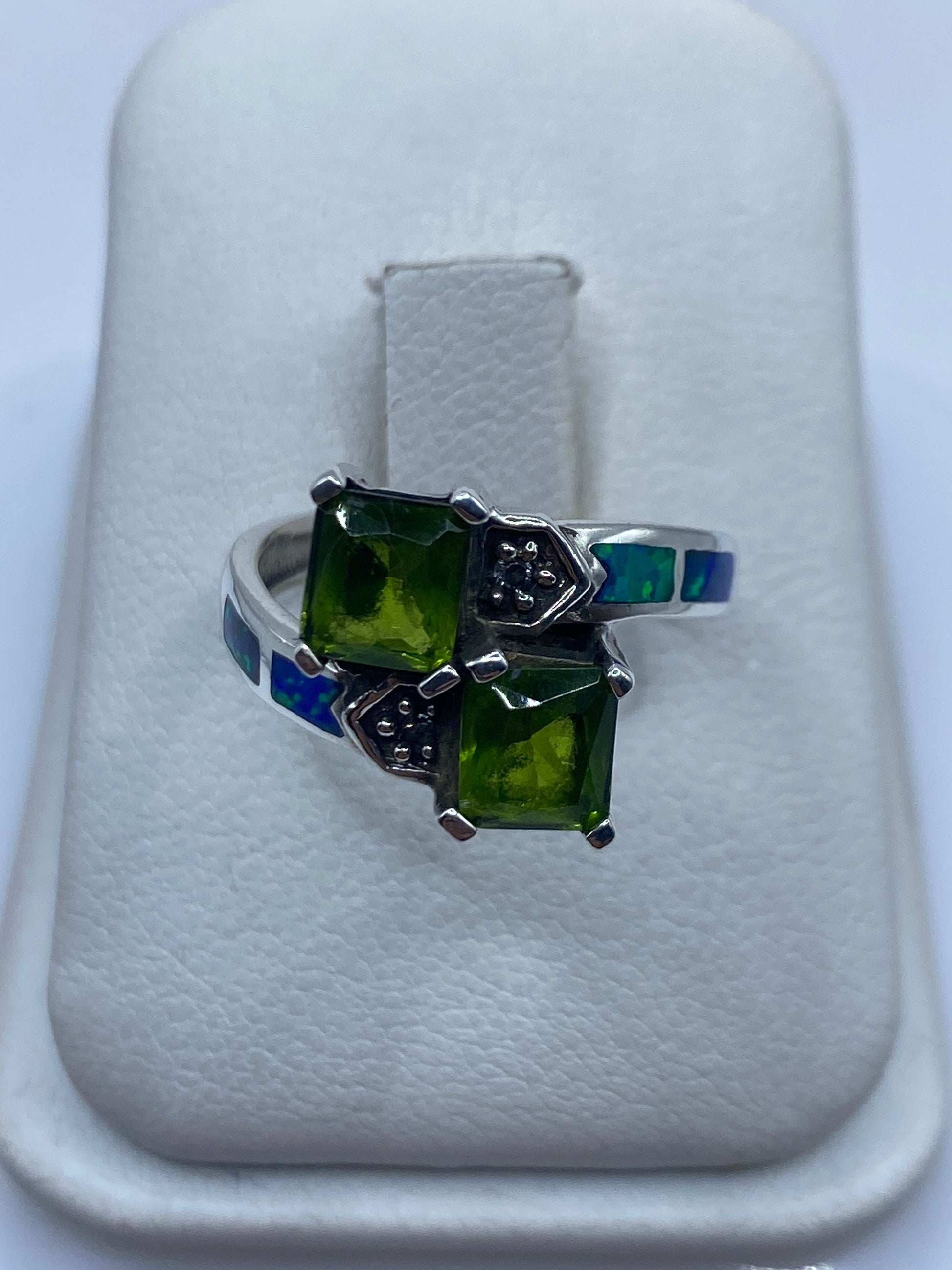 Anillo de plata con ópalo de fuego azul engastado a mano en taller Taxco