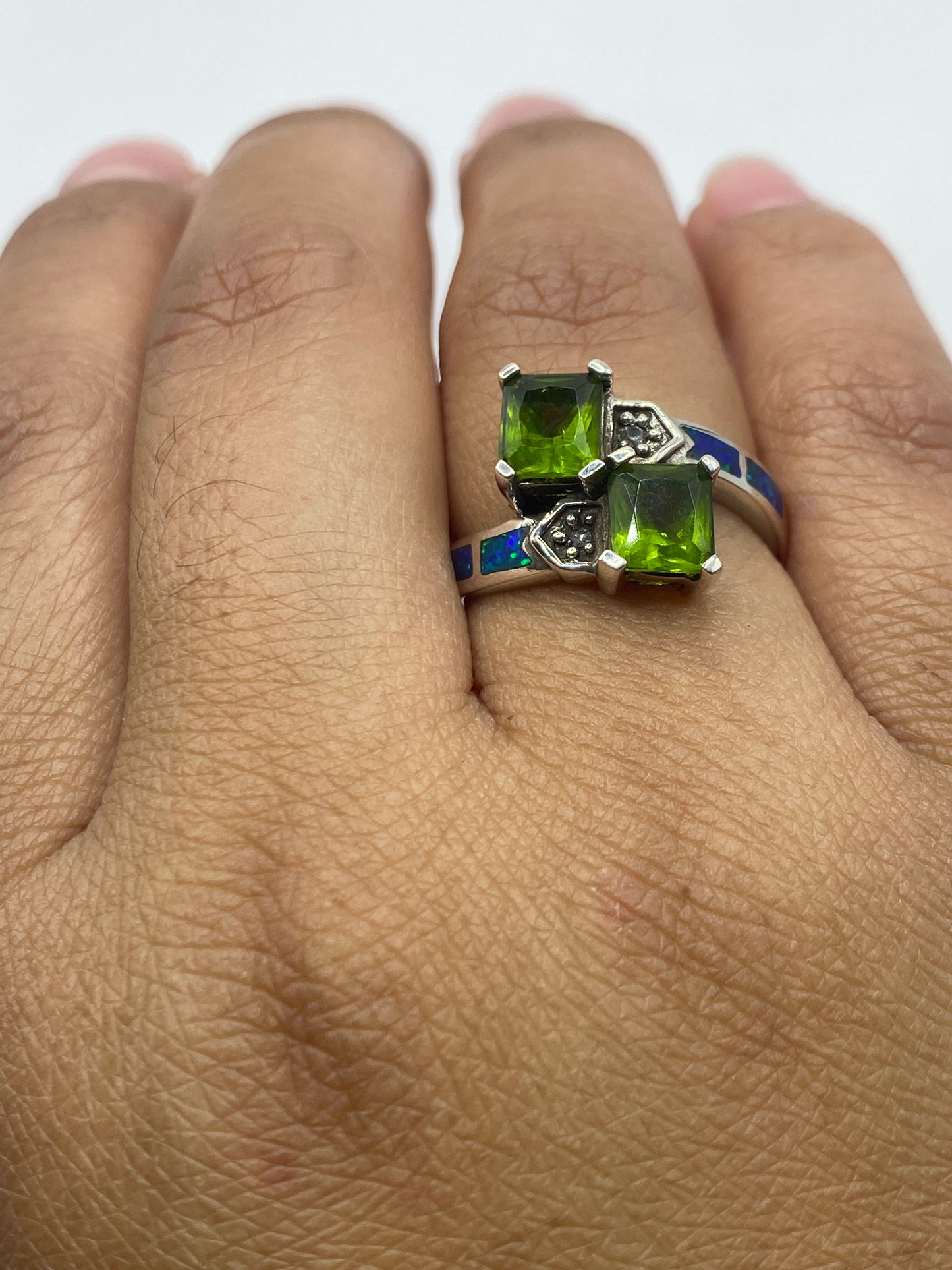 Anillo sobre fondo blanco con sello 925 visible en la banda interior