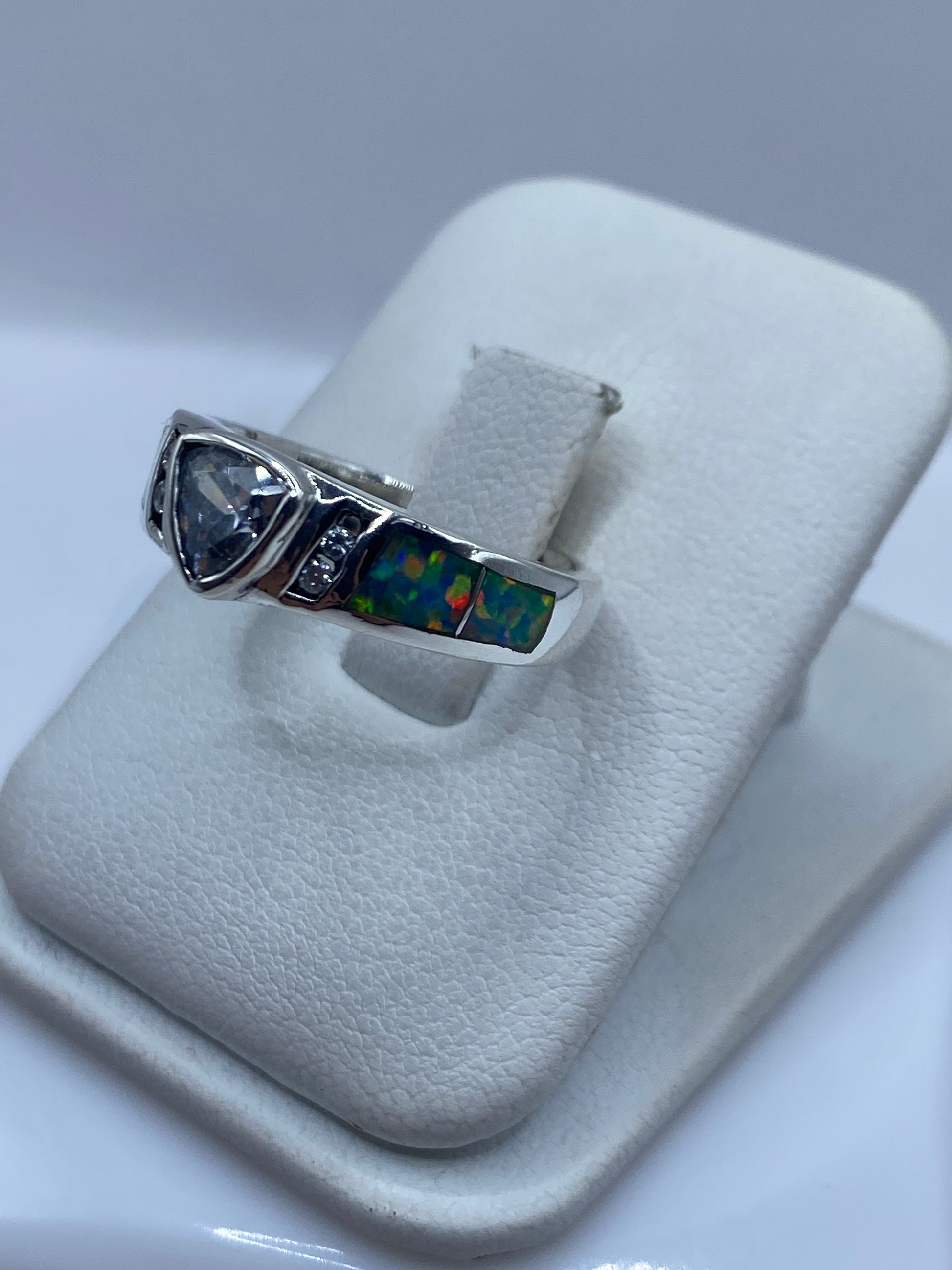 Vista lateral del anillo de ópalo de fuego en plata .925 con engaste detallado