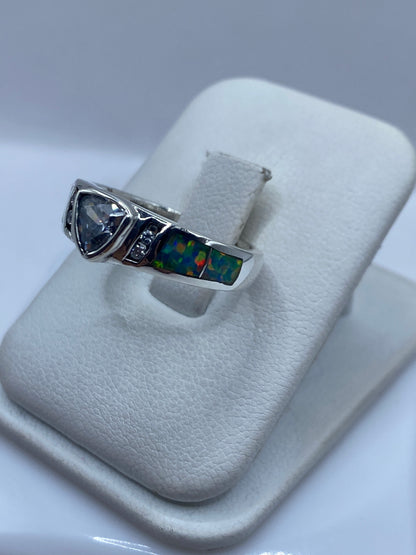 Vista lateral del anillo de ópalo de fuego en plata .925 con engaste detallado