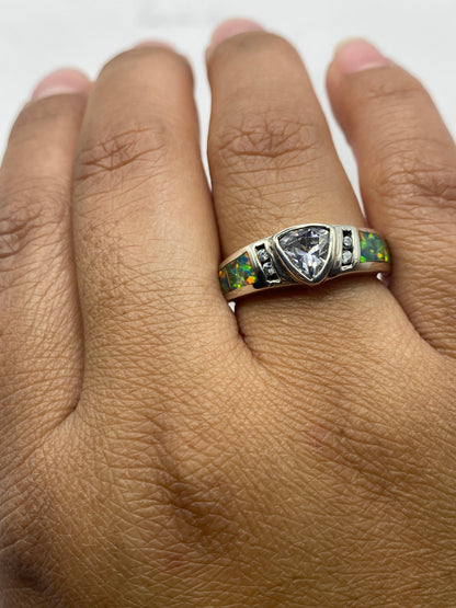 Anillo sobre fondo neutral mostrando el sello 925 y la presencia del ópalo de fuego
