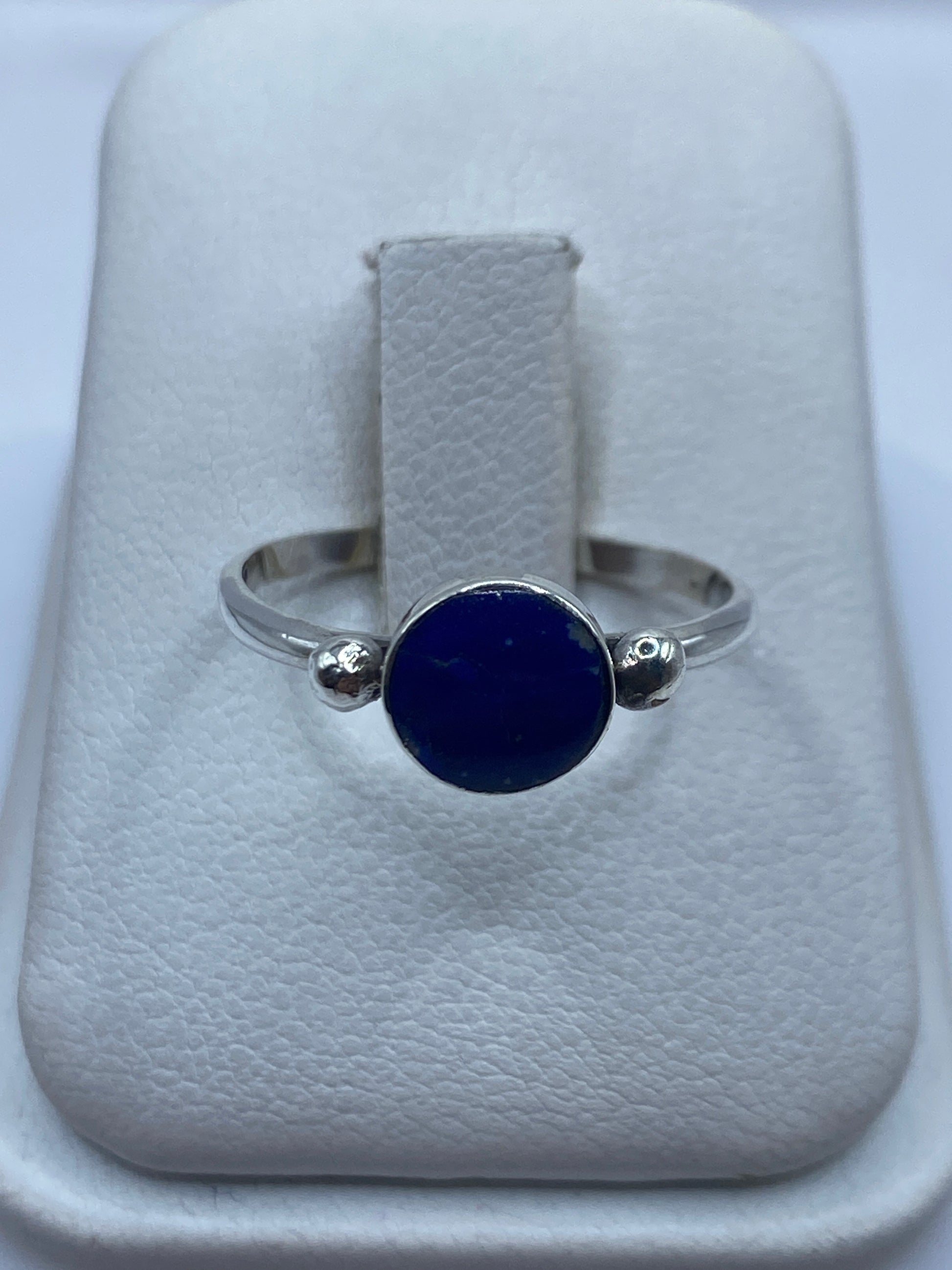 Anillo de plata .950 con lapislázuli azul en caja blanca de presentación