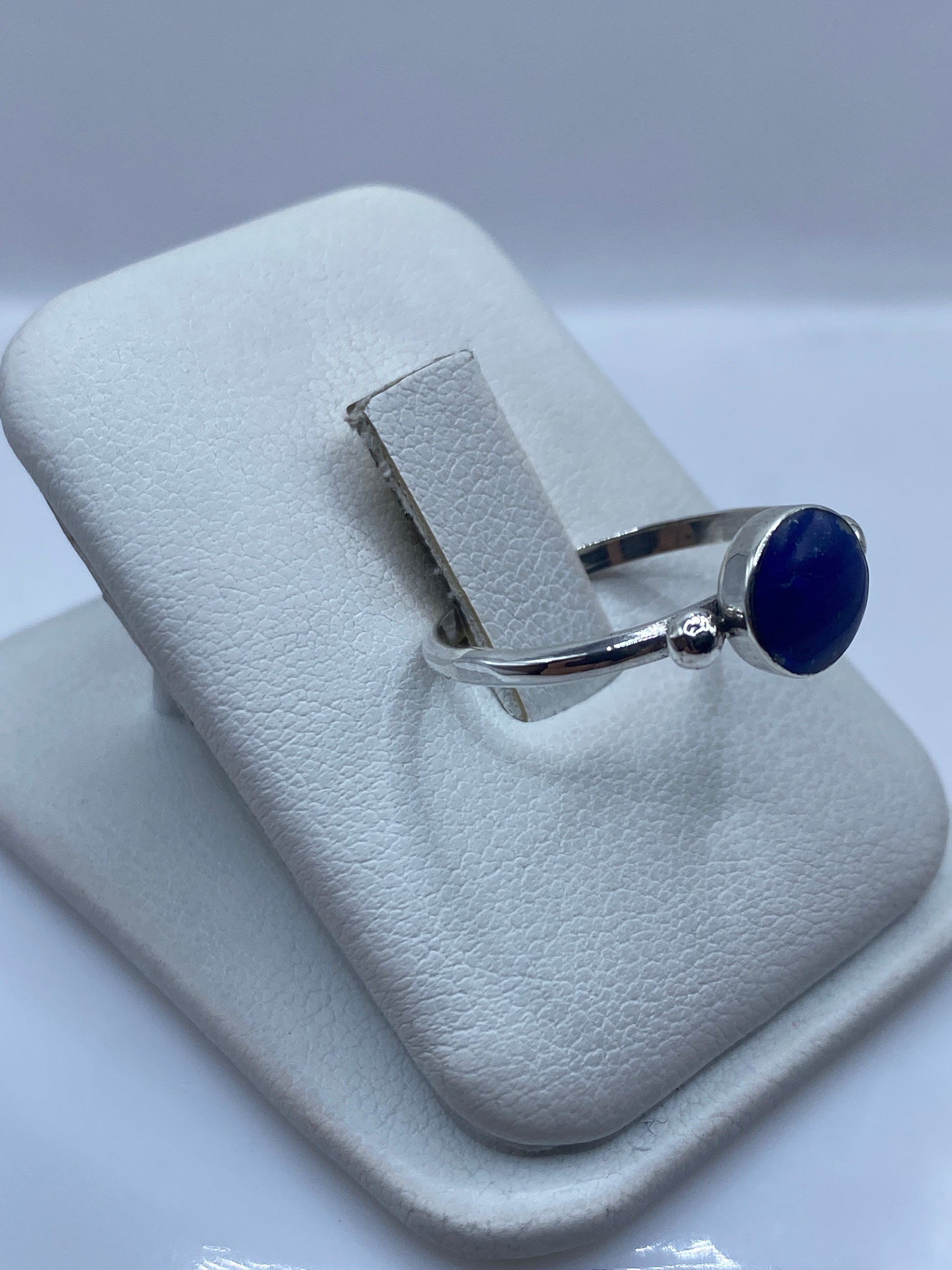 Detalle del lapislázuli azul profundo con vetas doradas en anillo solitario