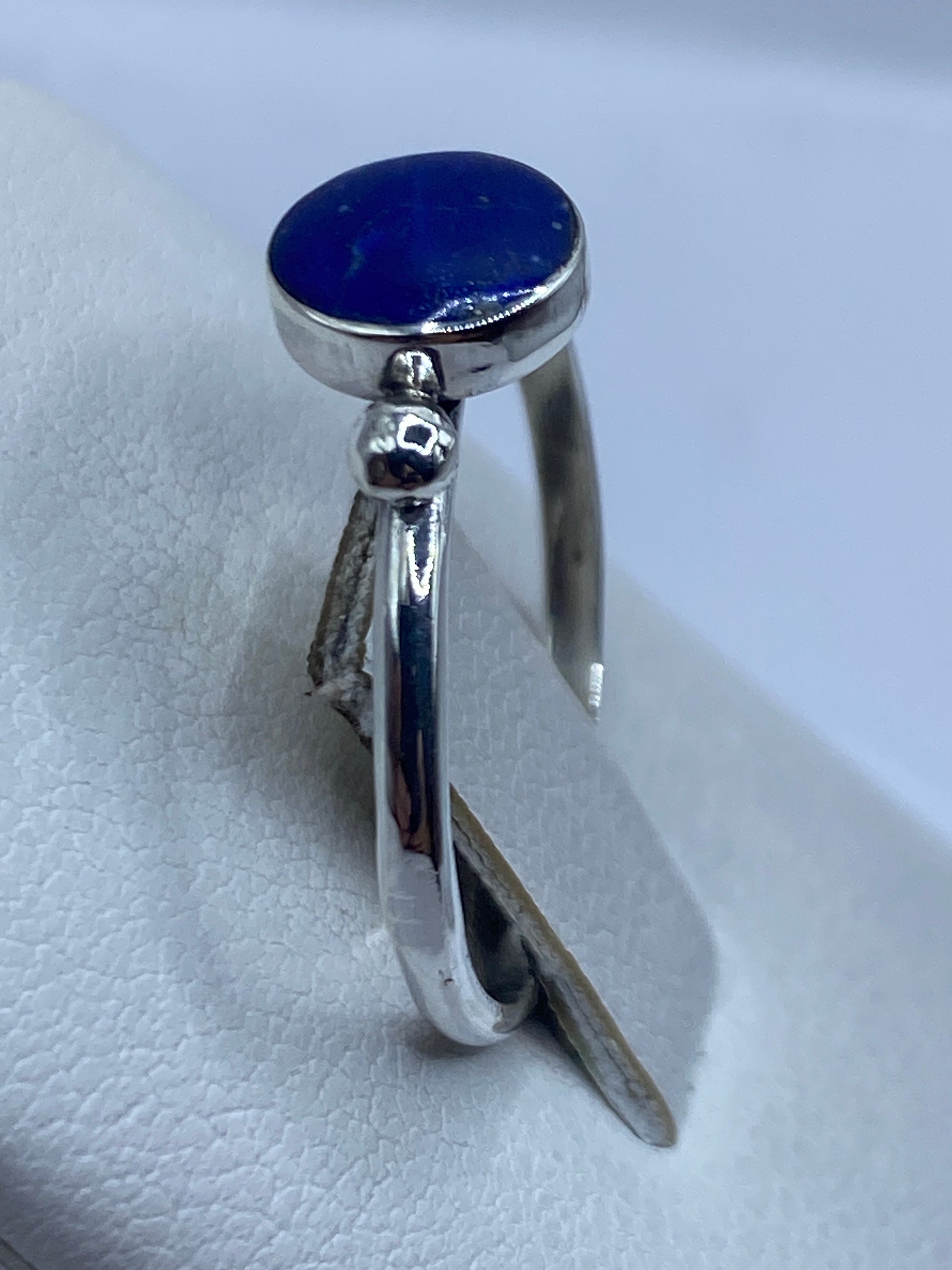 Anillo de plata solitario visto desde arriba mostrando el sello 950