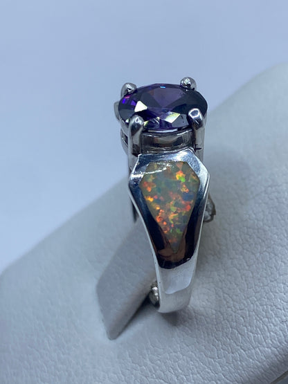 Detalle del ópalo de fuego natural con juego de luz y color en el engaste de plata