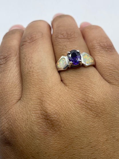 Anillo en dedo de mujer mostrando la profundidad y calidez del ópalo natural