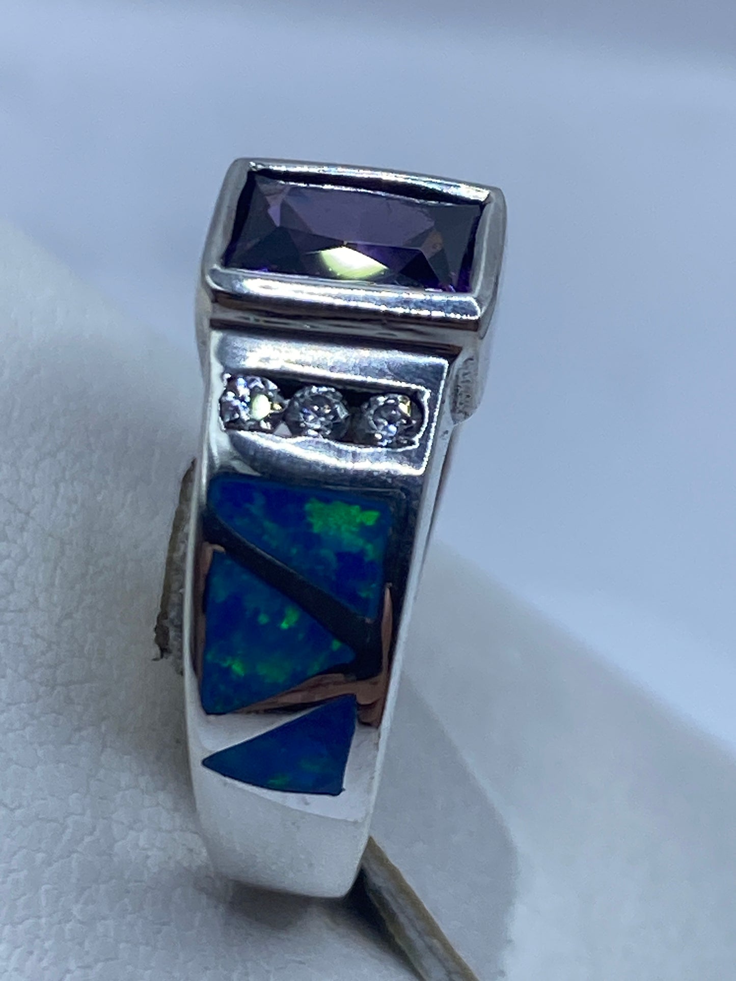 Anillo geométrico en plata .925 con ópalo azul puesto en dedo, diseño arquitectónico