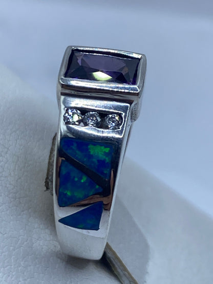 Anillo geométrico en plata .925 con ópalo azul puesto en dedo, diseño arquitectónico