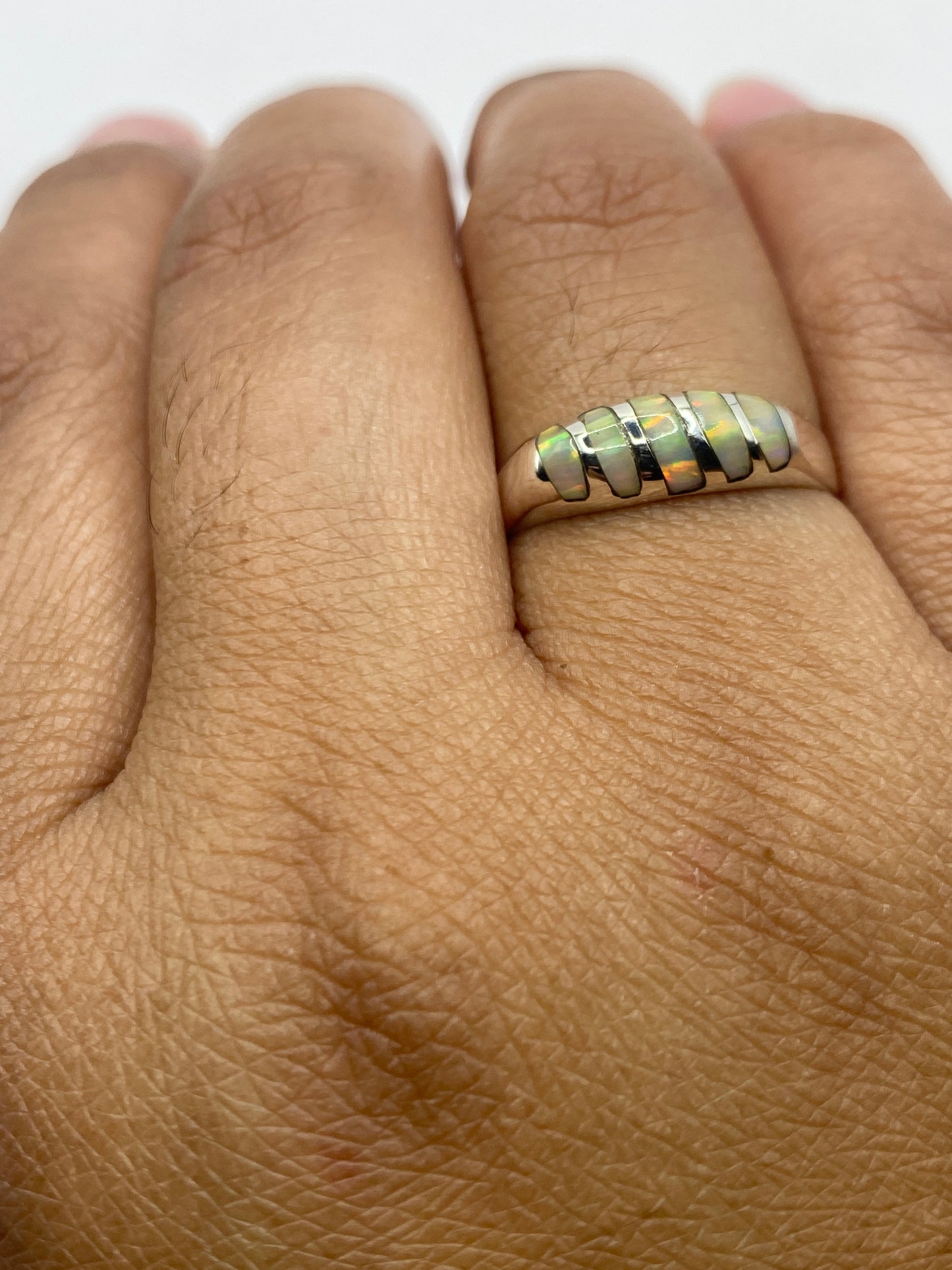 Anillo ópalo de fuego sobre fondo blanco mostrando sello 925 MEXICO