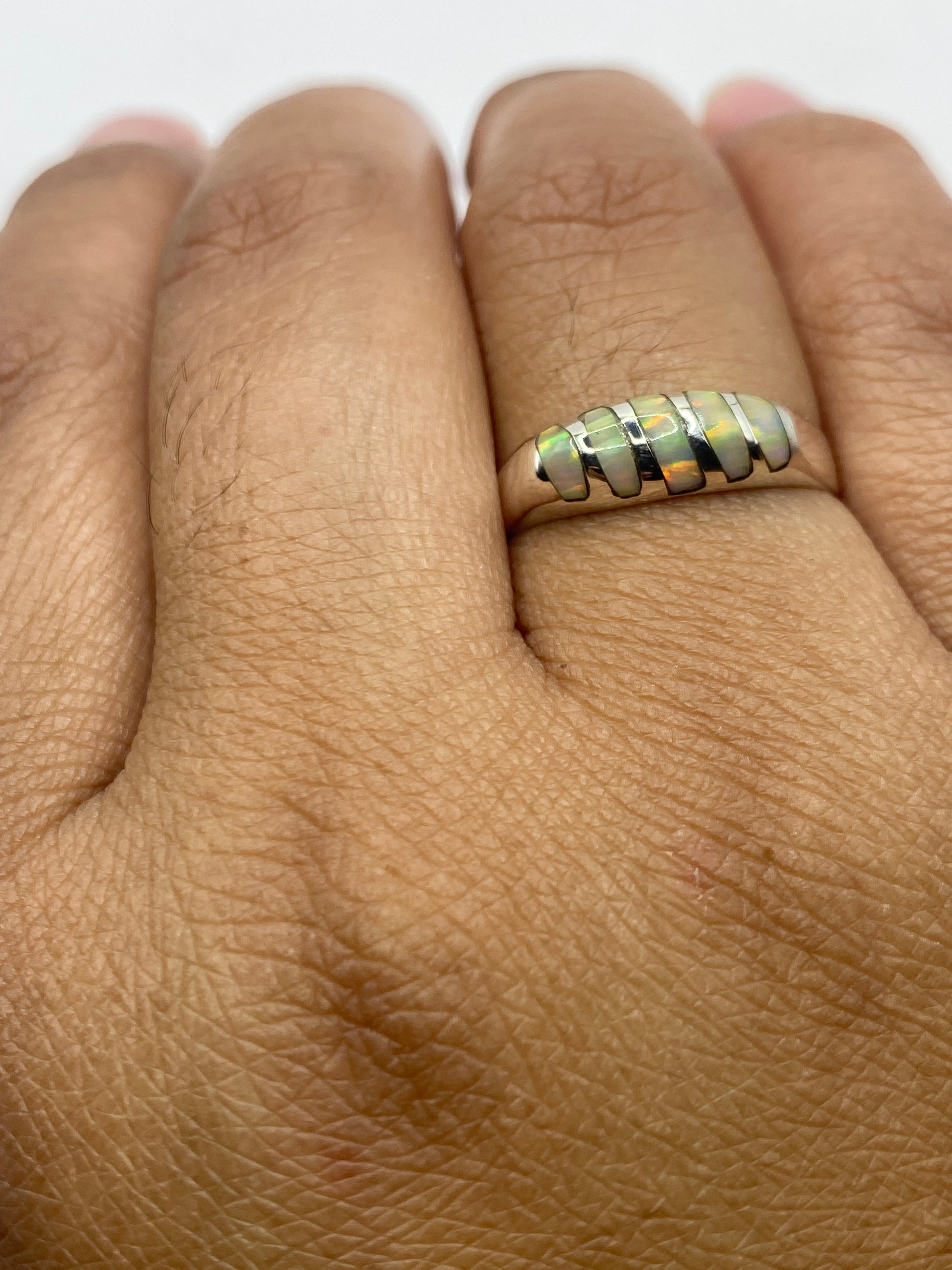 Anillo ópalo de fuego sobre fondo blanco mostrando sello 925 MEXICO