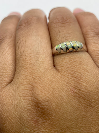 Anillo ópalo de fuego sobre fondo blanco mostrando sello 925 MEXICO
