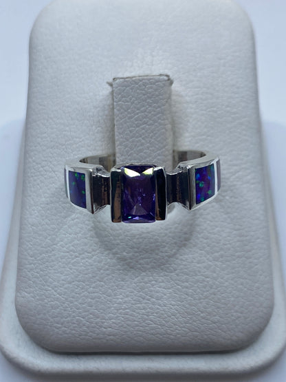 Anillo de plata .950 con ópalo de fuego natural en talla 6, mostrando juego de colores verde y púrpura