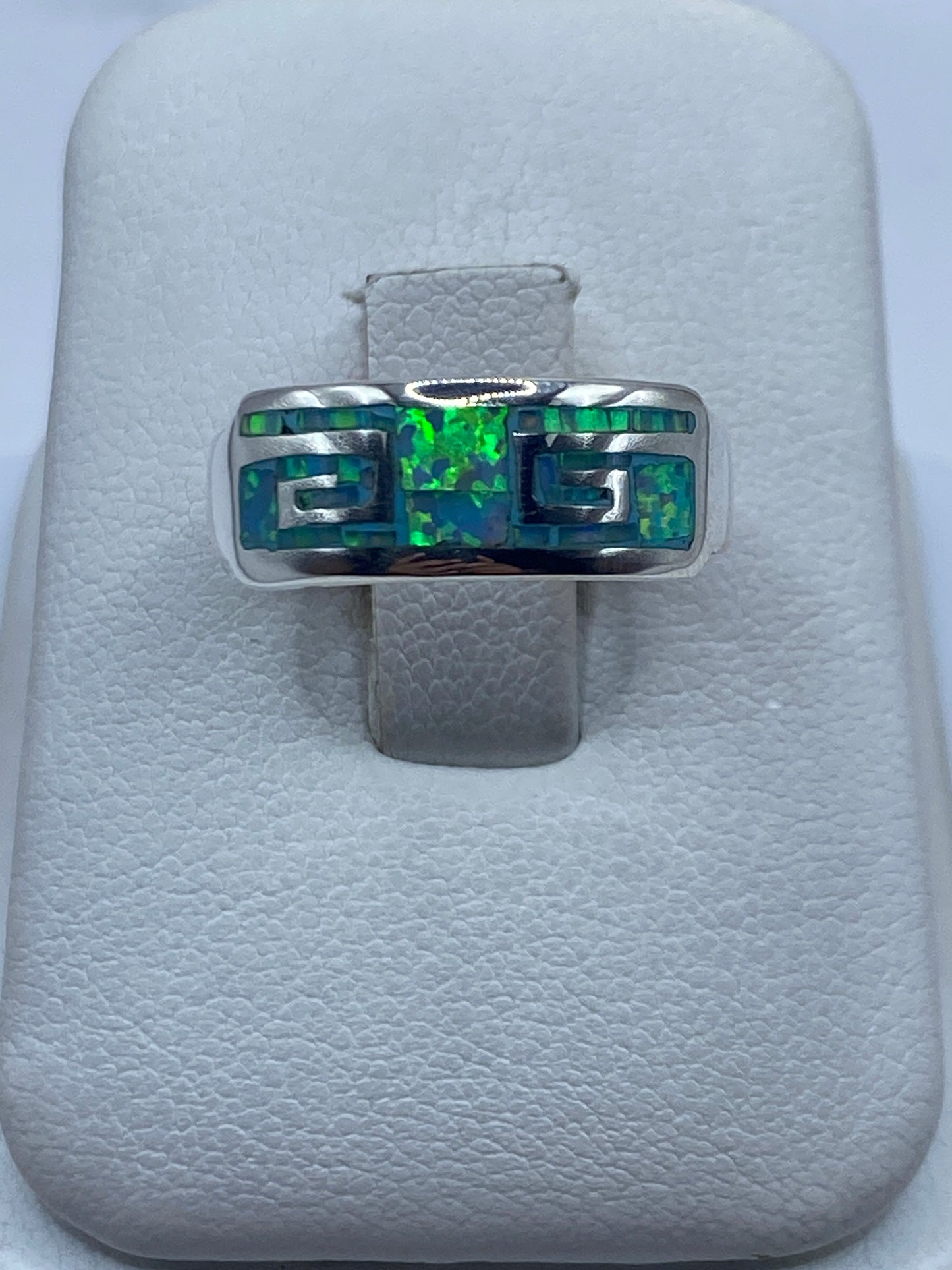 Anillo de plata .950 con ópalo de fuego azul cielo en diseño geométrico, vista frontal