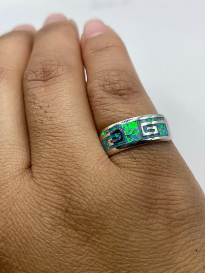 Sello interior del anillo con marcaje 950 y vista del engaste protector del ópalo
