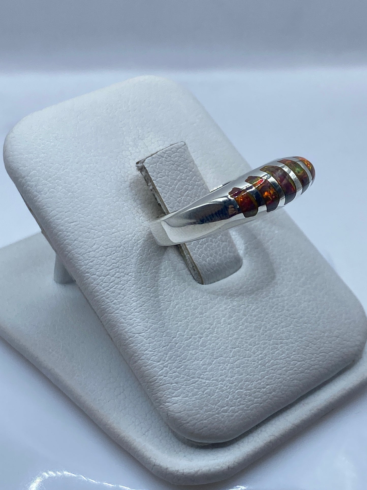 Vista lateral del anillo de diseño moderno con engaste artesanal del ópalo
