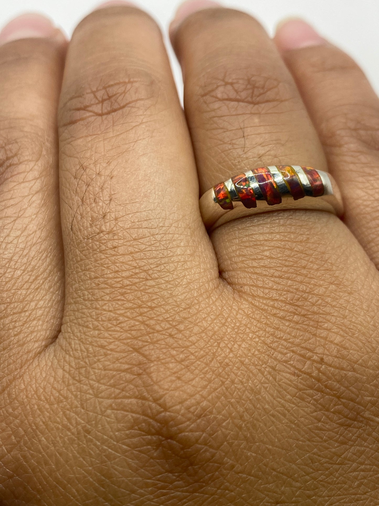 Anillo sobre superficie neutra exhibiendo el sello .950 MEXICO en la banda