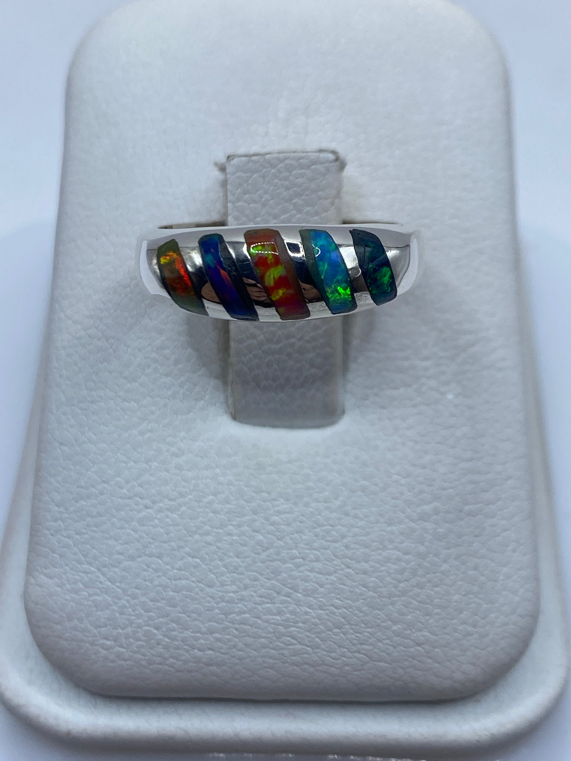 Anillo de plata .950 con ópalo de fuego multicolor en talla 5