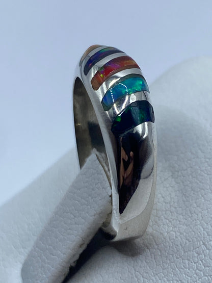 Anillo en la mano mostrando el brillo natural del ópalo