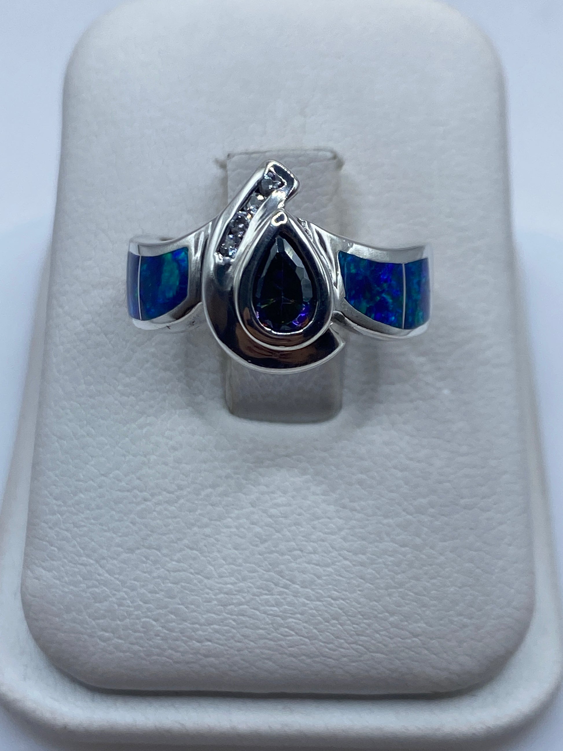 Anillo de plata .925 con ópalo de fuego azul profundo en estuche blanco