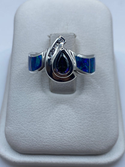 Anillo de plata .925 con ópalo de fuego azul profundo en estuche blanco