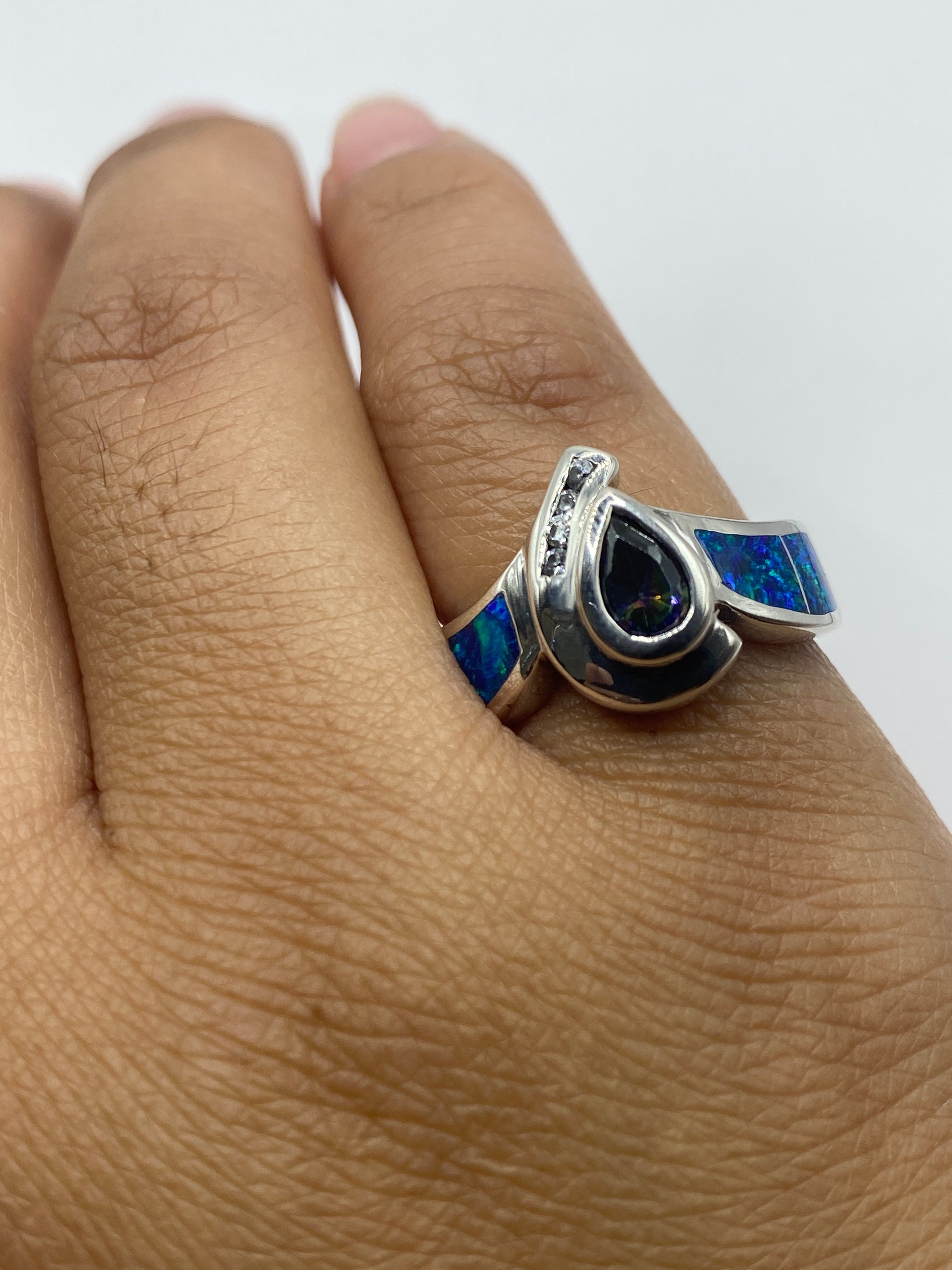 Anillo con sello 925 en la banda interna y ópalo natural iluminado