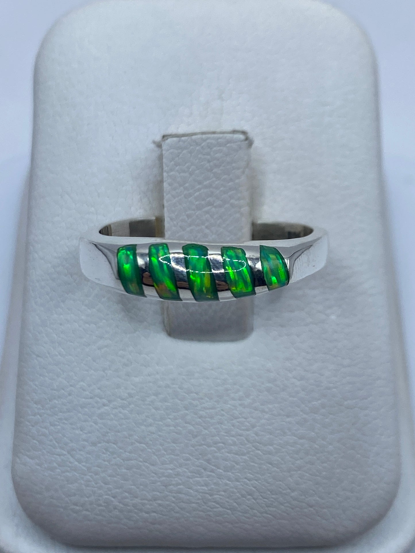 Anillo de plata .950 con ópalo de fuego verde limón engastado en la banda
