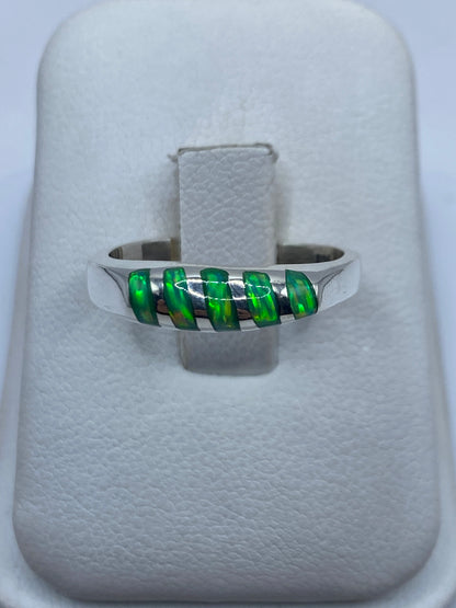 Anillo de plata .950 con ópalo de fuego verde limón engastado en la banda