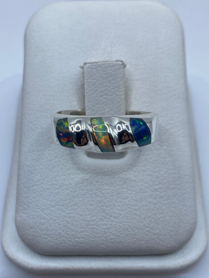 Anillo de plata .950 con ópalo de fuego multicolor en caja de presentación blanca