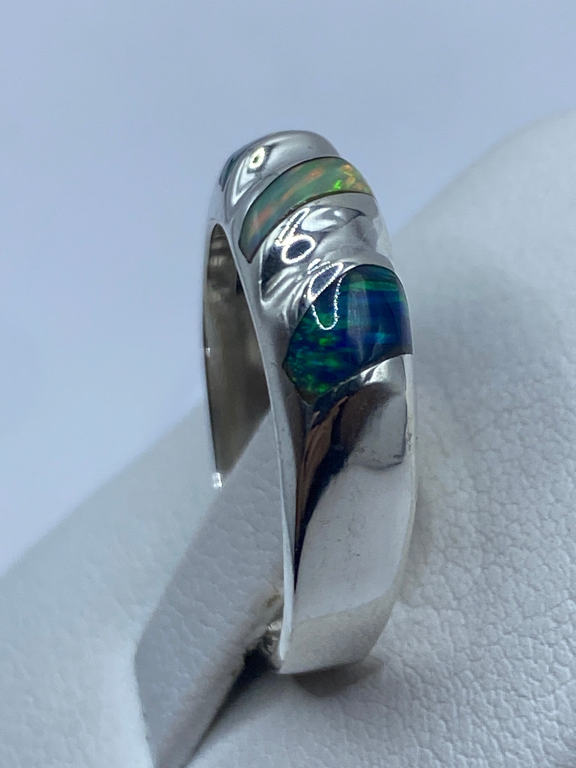 Anillo en la mano mostrando la profundidad del fuego del ópalo natural
