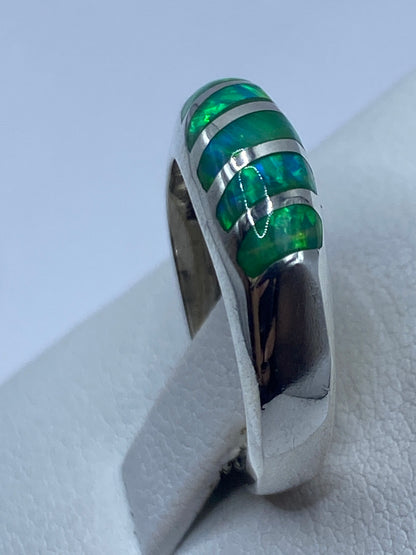 Detalle lateral del anillo de plata .925 con ópalo de fuego natural en tono verde limón