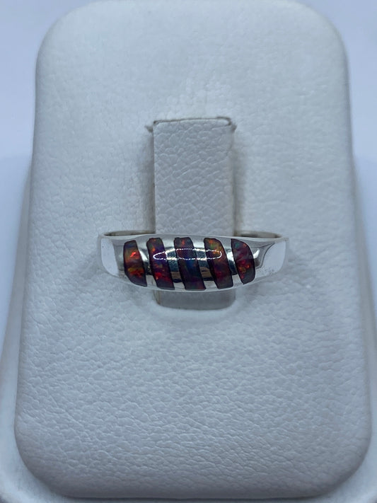 Anillo de plata .950 con ópalo de fuego multicolor mostrando destellos rojo, naranja y verde