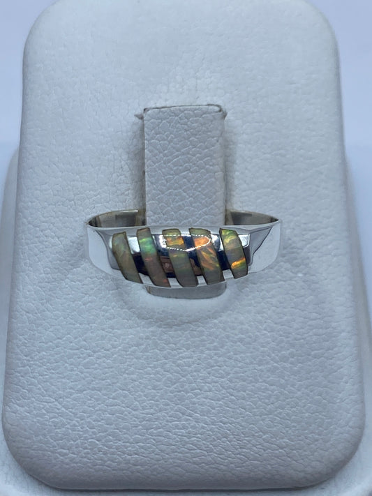 Anillo de plata con Ópalo de Fuego natural mostrando reflejos multicolor naranja y verde
