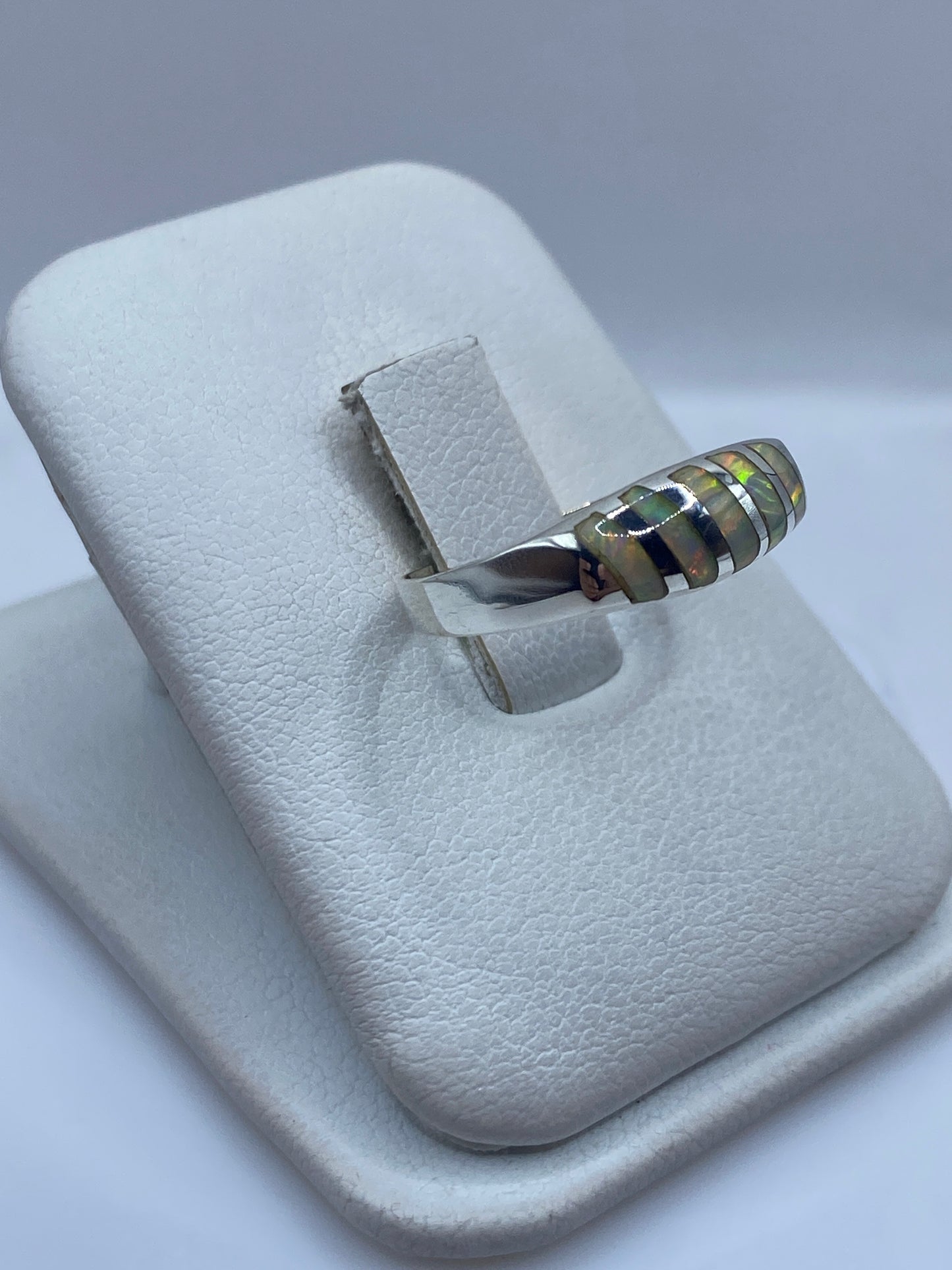 Detalle del Ópalo de Fuego en anillo de plata .925 bajo luz natural