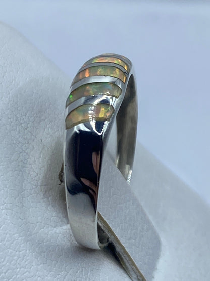 Anillo minimalista de banda plana de plata con Ópalo de Fuego engastado