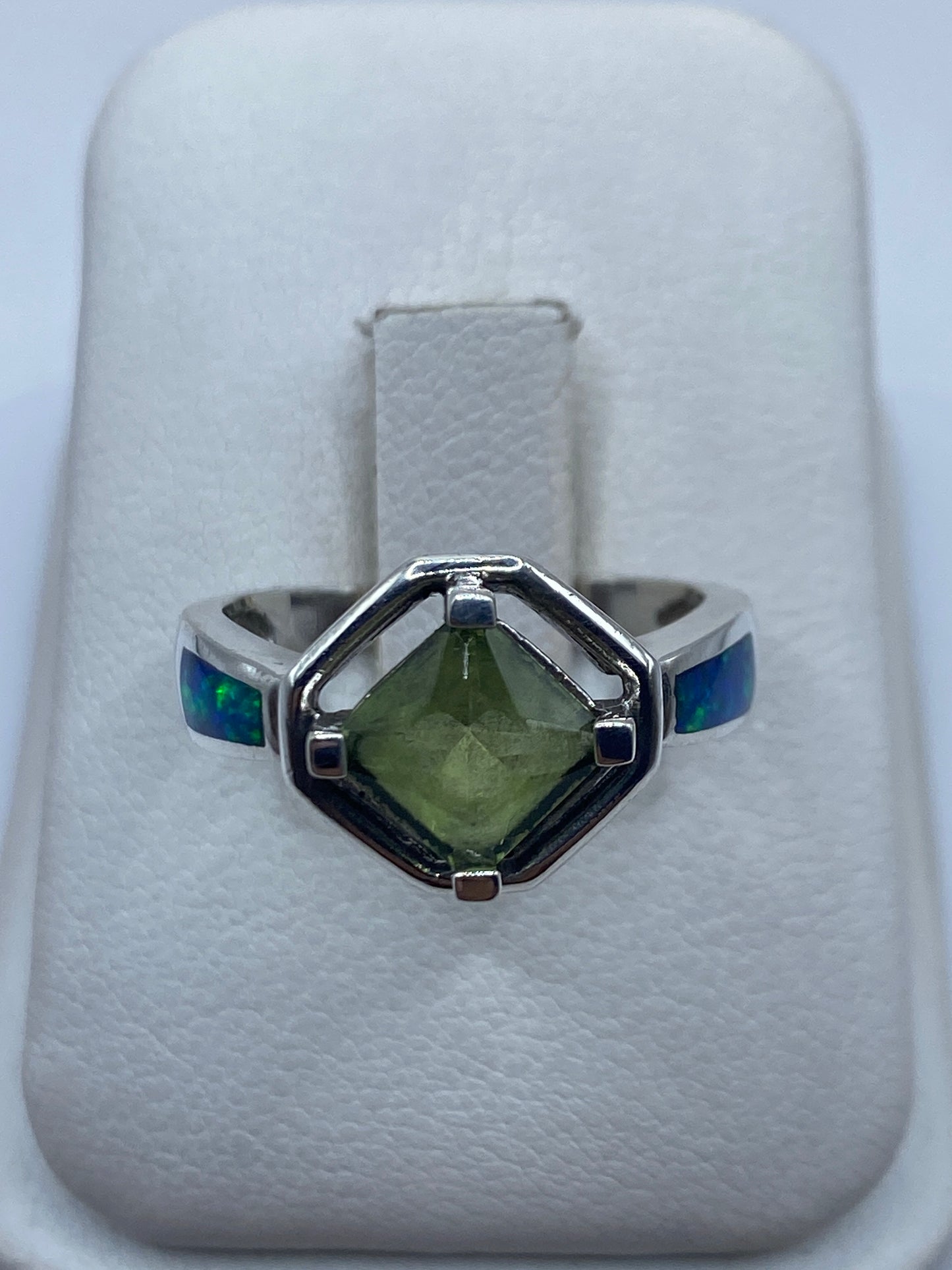 Anillo de plata .925 con ópalo de fuego azul sobre fondo blanco