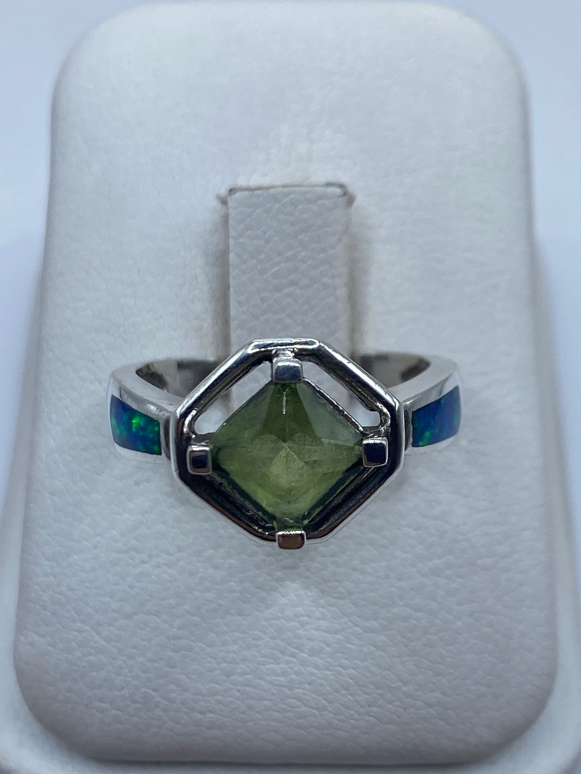 Anillo de plata .925 con ópalo de fuego azul sobre fondo blanco