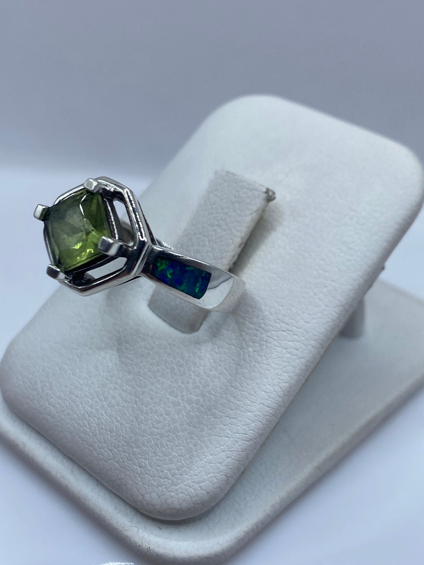 Detalle frontal del ópalo azul engastado en plata minimalista