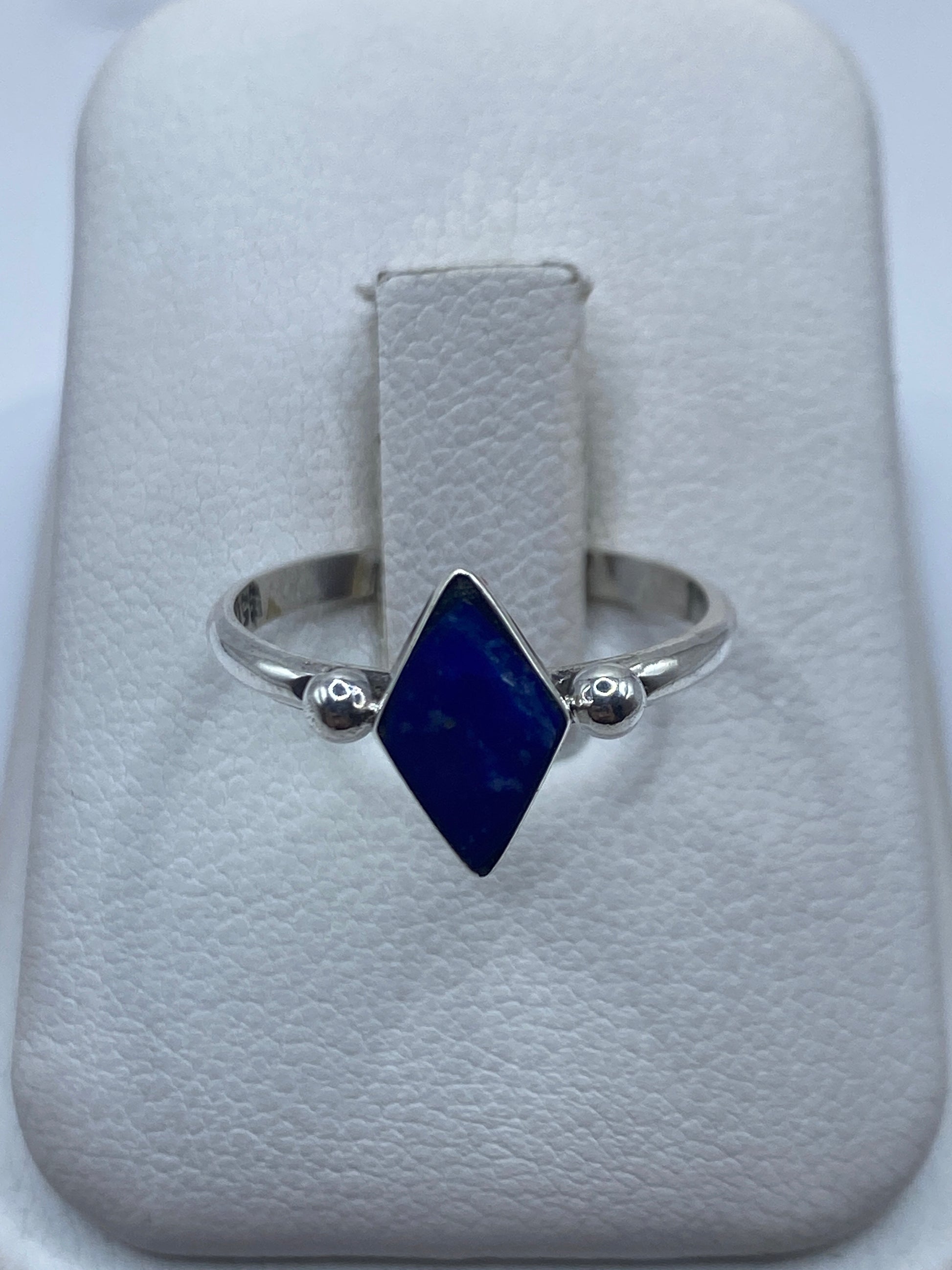 Anillo de plata .950 con ópalo de fuego azul natural en estuche de presentación