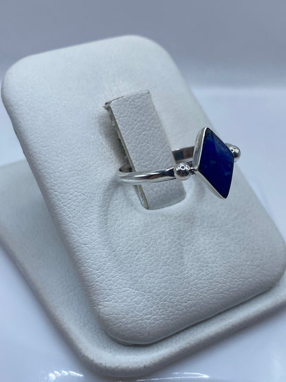 Detalle del ópalo de fuego azul mostrando el juego de luz natural en la piedra