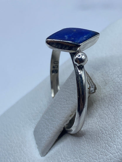 Anillo en la mano mostrando el fuego azul del ópalo de Taxco