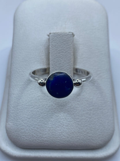 Anillo de plata .950 con lapislázuli azul profundo en bandas minimalistas