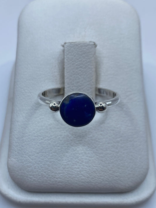 Anillo de plata .950 con lapislázuli azul profundo en bandas minimalistas