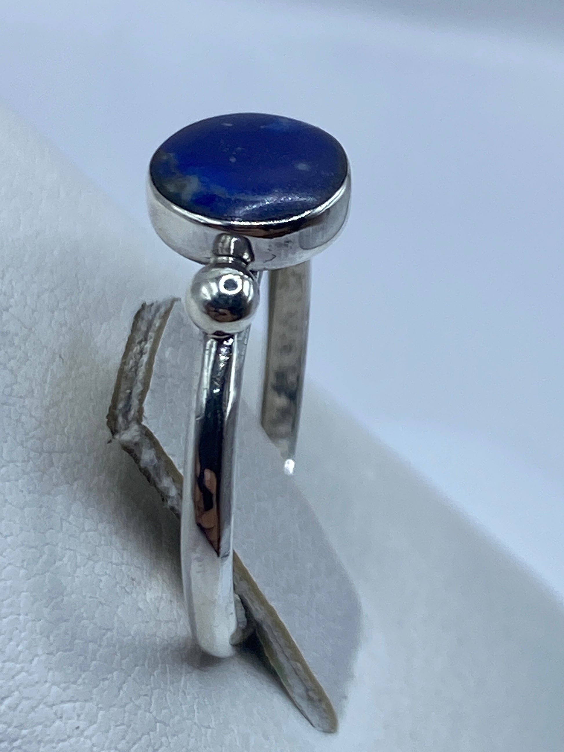 Anillo lapislázuli visto de perfil mostrando la banda pulida de plata .950