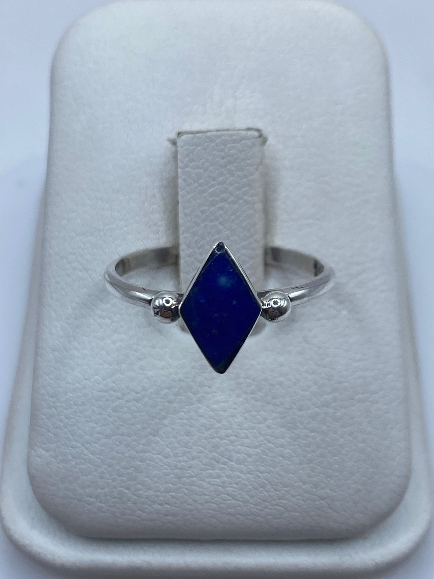 Anillo de plata .950 solitario con lapislázuli azul profundo, vista frontal
