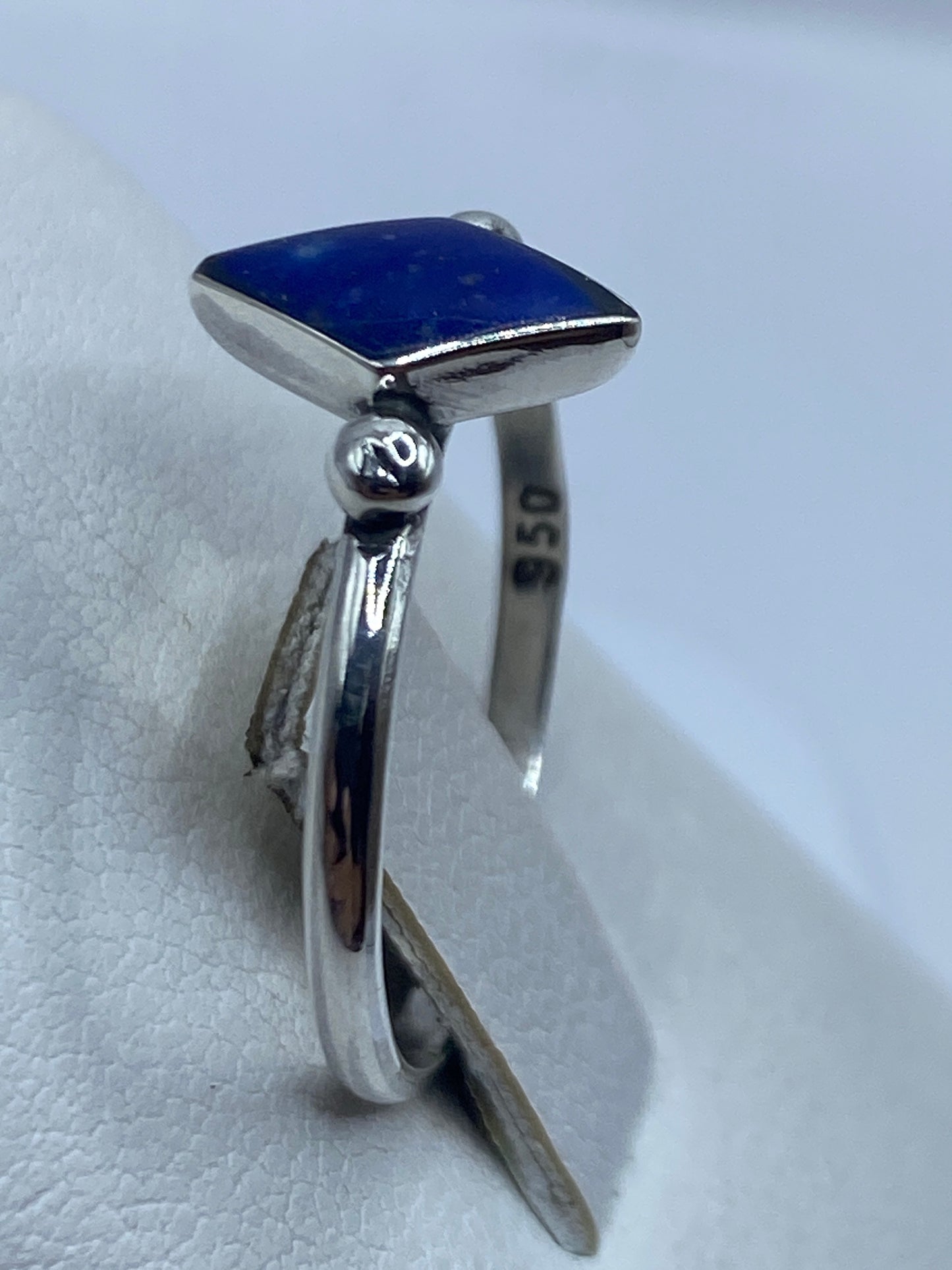 Anillo solitario en mano de mujer con lapislázuli azul intenso