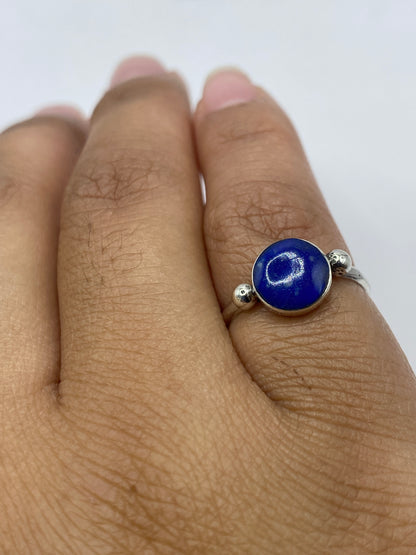 Anillo en mano mostrando el acabado brillante de la plata .950 y el sello 950